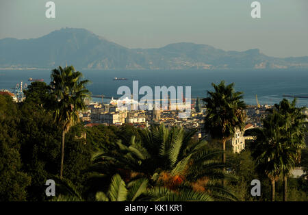 Italien. Neapel. Panoramablick auf die Stadt mit der Sorrentinischen Halbinsel am backgroung. Stockfoto