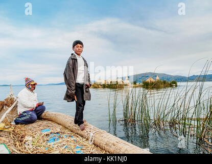 Native uro Menschen auf der Reed Boot, schwimmenden Inseln der Uros, Titicacasee, Puno, Peru Stockfoto