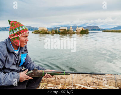 Jagd auf schwimmenden Inseln der Uros, Titicacasee, Puno, Peru Stockfoto