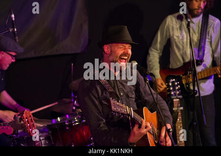 Jon Allen, Singer Songwriter, auch bei der Bedford Arms mit einer kompletten Band im November 2017 Stockfoto