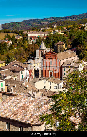 Italien Emilia Romagna pennabilli: Blick auf das Dorf und die Kirche von San Leone von der Mauer von Penna Stockfoto