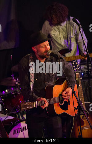 Jon Allen, Singer Songwriter, auch bei der Bedford Arms mit einer kompletten Band im November 2017 Stockfoto