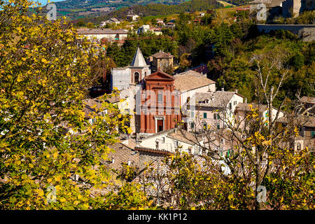 Italien Emilia Romagna pennabilli: Blick auf das Dorf und die Kirche von San Leone von der Mauer von Penna Stockfoto