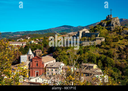 Italien Emilia Romagna pennabilli: Blick auf das Dorf und die Kirche von San Leone von der Mauer von Penna Stockfoto