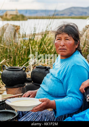 Native uro lady Kochen, schwimmenden Inseln der Uros, Titicacasee, Puno, Peru Stockfoto