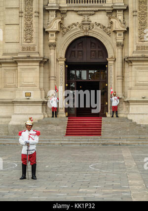 Wachen vor dem Regierungspalast, Lima, Peru Stockfoto