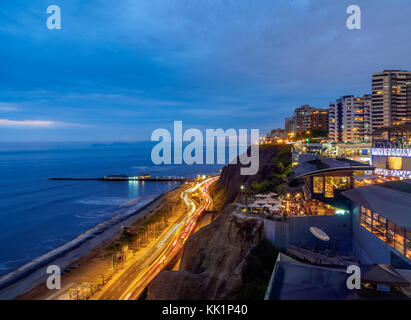 Larcomar Einkaufszentrum bei Dämmerung, Miraflores, Lima, Peru Stockfoto