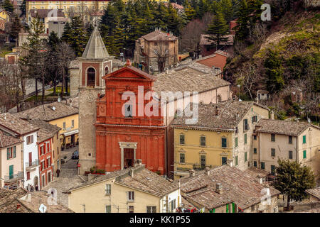 Italien Emilia Romagna pennabilli: Blick auf das Dorf und die Kirche von San Leone von der Mauer von Penna Stockfoto