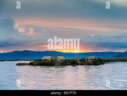 Uros schwimmende Inseln bei Sonnenuntergang, Titicacasee, Puno, Peru Stockfoto