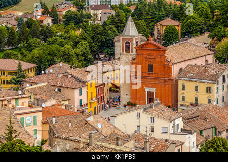 Italien Emilia Romagna pennabilli: Blick auf das Dorf und die Kirche von San Leone von der Mauer von Penna Stockfoto