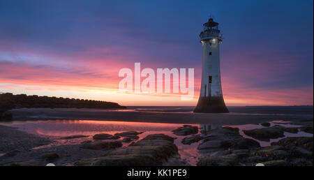 Barsch rock Leuchtturm, New Brighton, bei Ebbe am Strand, Sonnenuntergang, Dämmerung, Dämmerung Stockfoto