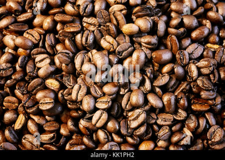 In der Nähe Bild von frisch gerösteten Arabica Kaffeebohnen, selektive konzentrieren. Stockfoto
