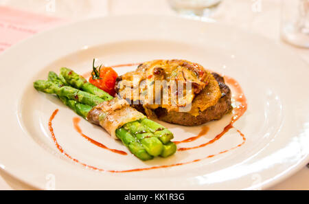 Rinderfilet mit geschmorten Pilzen und Spargel mit knusprigem Speck Stockfoto