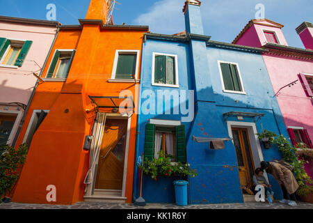 Venedig (Venezia), Italien, Oktober 17, 2017 - Blick auf die Insel Burano, einer kleinen Insel in Venedig, berühmt für Klöppeln und seine bunten Häuser Stockfoto