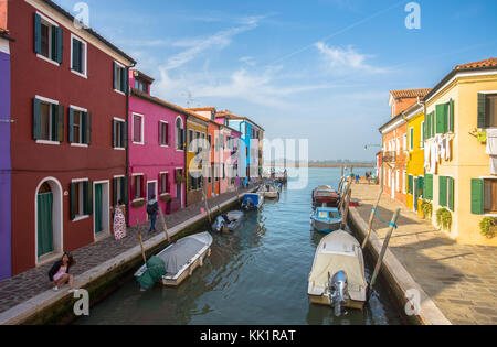 Venedig (Venezia), Italien, Oktober 17, 2017 - Blick auf die Insel Burano, einer kleinen Insel in Venedig, berühmt für Klöppeln und seine bunten Häuser Stockfoto