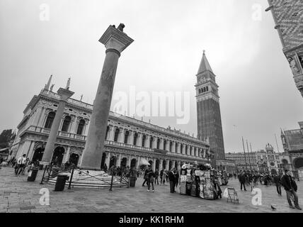 Venedig (Venezia), Italien, Oktober 18, 2017 - Blick auf den Markusplatz mit der Basilika von San Marco und der Glockenturm, Venedig, Italien Stockfoto
