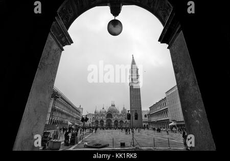Venedig (Venezia), Italien, Oktober 18, 2017 - Blick auf den Markusplatz mit der Basilika von San Marco und der Glockenturm, Venedig, Italien Stockfoto