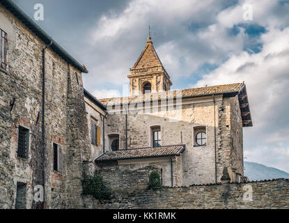 Cusercoli, Civitella di Romagna, Emilia Romagna, Italien. Chrche und Glockenturm Stockfoto