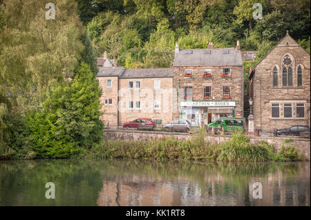 Am späten Nachmittag einen Blick auf das Dorf cromford über eine Mühle Teich in Derbyshire, England Stockfoto