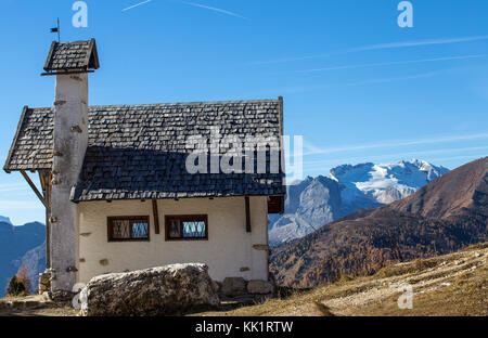 Kapelle mit Marmolada Berg im Hintergrund auf Falzarego Pass (Passo di Falzarego) am sonnigen Herbsttag. Dolomiten Alpen Italien. Stockfoto