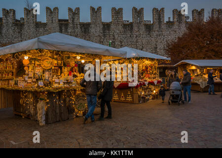 Der bunte weihnachtsmarkt in Trient am Abend. Trentino-Südtirol, Norditalien - Südeuropa Stockfoto