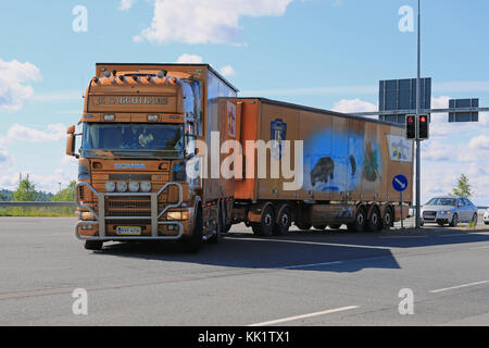 Salo, Finnland - 25. Mai 2014: Scania hängerzug in einer Kreuzung. Das Kunstwerk auf dem Fahrzeug werden aus dem James Bond Film 'Die anderen Tag". Stockfoto