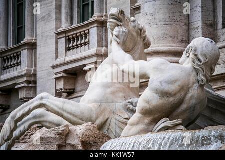 Pferd in den Trevi-brunnen 1762 abgeschlossen aufgeregt, der Trevi-brunnen. Detail einer Statue von einer der zwei Pferde auf den Ozean Gott Stockfoto