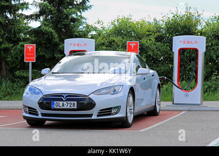 PAIMIO, Finnland - 14. MAI 2015: Tesla Model S bei Tesla Kompressor Station aufgeladen wird. Aufladen der Batterie von 10 bis 80 Prozent dauert ca. 40 m Stockfoto