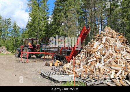 Salo, Finnland - 31. Mai 2015: palax Brennholz Prozessor am Rande der Wälder. Die Maschine wird mit Strom versorgt, z.b. vom Traktor. Stockfoto