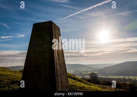 Trig point auf wenig Solsbury Hill, Batheaston, Badewanne, Somerset, England, UK in der Landschaft Stockfoto