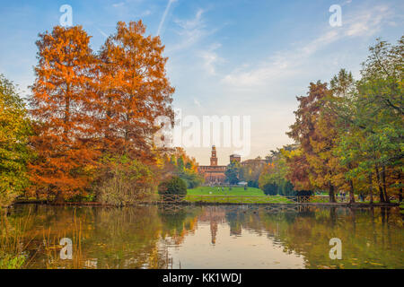 Schloss Sforza (Castello Sforzesco), Ansicht von Parco Sempione, (Sempione Park) in Mailand, Italien. Stockfoto