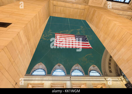 New York City - Dezember 28, 2015: flag drapped im Grand Central Terminal in New York City. Stockfoto