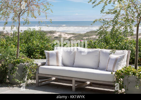 Die Tür Couch auf einem East Hampton Terrasse mit Atlantik im Hintergrund in East Hampton, New York Stockfoto