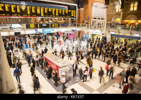 Bahnhof Bahnhofshalle mit Menschen überfüllt, Liverpool Street Station, London, England, Großbritannien Stockfoto