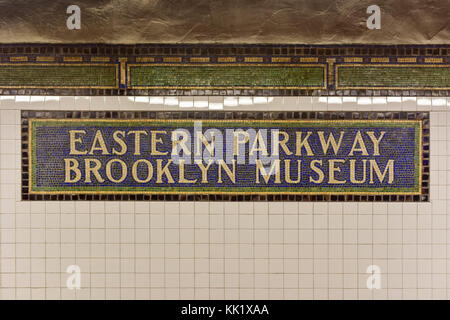 Brooklyn, New York - Januar 10, 2016: Eastern Parkway Brooklyn Museum U-Bahn Stop-Schild in Brooklyn, New York in der New Yorker U-Bahn. Stockfoto