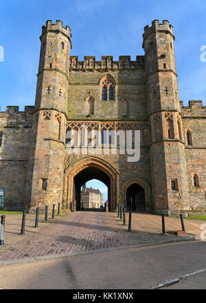 Das große Torhaus Battle Abbey re - um 1338 Erbaut an der Stelle der Schlacht von Hastings, mit Battle Abbey School in den Torbogen gerahmt, UK Stockfoto