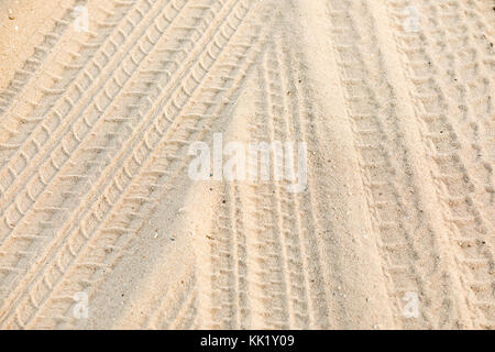 Zahlreiche Spuren im Sand an einem Strand in Southampton, Southampton, NY Stockfoto