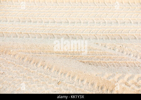 Zahlreiche Spuren im Sand an einem Strand in Southampton, Southampton, NY Stockfoto