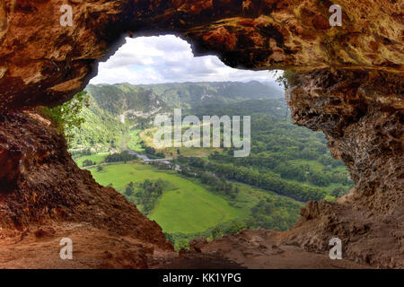 Blick durch das Fenster Höhle in Arecibo, Puerto Rico. Stockfoto