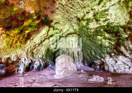 Blick durch das Fenster Höhle in Arecibo, Puerto Rico. Stockfoto