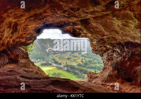 Blick durch das Fenster Höhle in Arecibo, Puerto Rico. Stockfoto