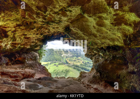 Blick durch das Fenster Höhle in Arecibo, Puerto Rico. Stockfoto