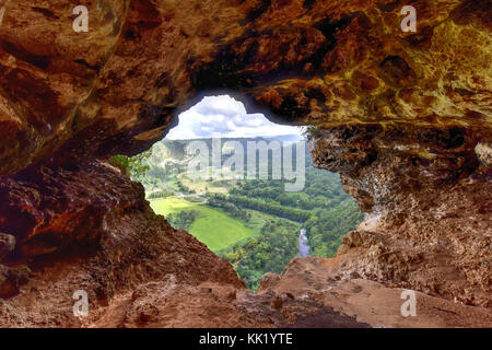 Blick durch das Fenster Höhle in Arecibo, Puerto Rico. Stockfoto