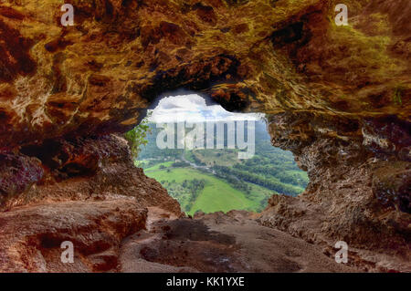 Blick durch das Fenster Höhle in Arecibo, Puerto Rico. Stockfoto