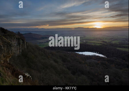 Sonnenuntergang über dem See gormire und der Vale von York von "die beste Aussicht in Großbritannien" an der Spitze der Sutton Bank in die North York Moors National Park genommen Stockfoto