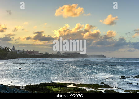 Strand entlang der Altstadt von San Juan, Puerto Rico mit El Morro in der Ferne. Stockfoto