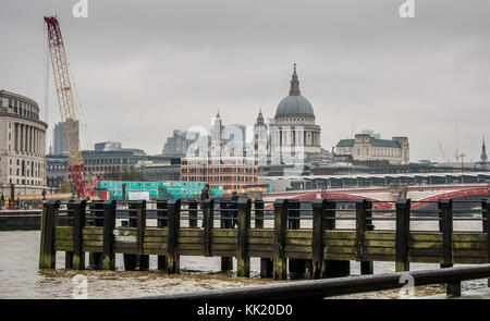 Holz- Pier auf der Themse mit Blick auf die St. Pauls Cathedral, Unilever Haus und Blackfriars Bridge, London, England, UK, an trüben Tag mit grauer Himmel Stockfoto