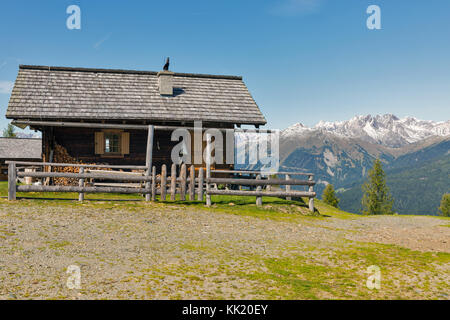 Holz- Hirte Lodge auf einem Hochland Weide mit alpinen Landschaft im westlichen Kärnten, Österreich. Stockfoto