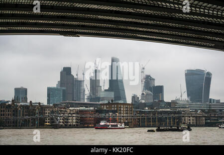 Blick auf die Wolkenkratzer der City of London von der Eisenbahnbrücke von Blackfriars, der Themse, London, England, Großbritannien, an einem nebligen, dumpfen Tag mit grauem Himmel Stockfoto