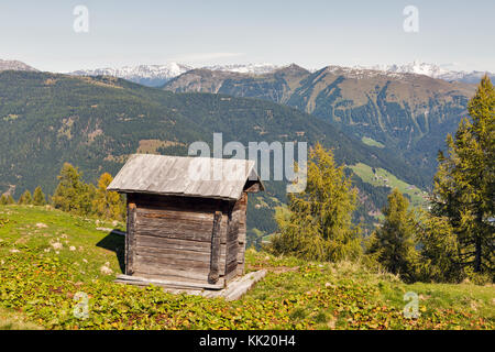 Alte hölzerne Hirte wc auf einem Hochland Weide mit alpinen Landschaft im westlichen Kärnten, Österreich. Stockfoto